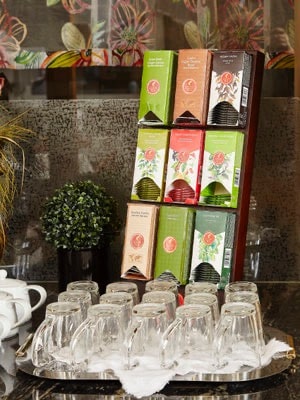 Tee beim Frühstücksbuffet im Haus Aschgan